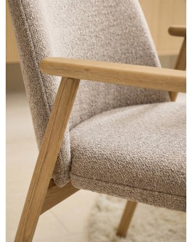 RODERIC Beige Latte (stof Monza 60) / gelakt eikenhouten frame – HOUTEN BOUCLÉ RETRO STOEL