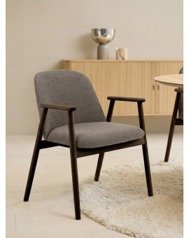 RODERIC Hnedá Taupe (látka Monza 40) / lakovaná dubová konštrukcia – dymový dub (odtieň orecha) – DREVENÁ STOLIČKA BOUCLÉ RETRO