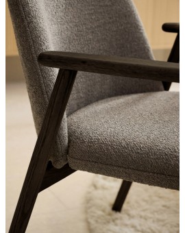 RODERIC Bruin Taupe (stof Monza 40) / gelakt eikenhouten frame – gerookt eiken (walnootkleur) – HOUTEN BOUCLÉ RETRO STOEL